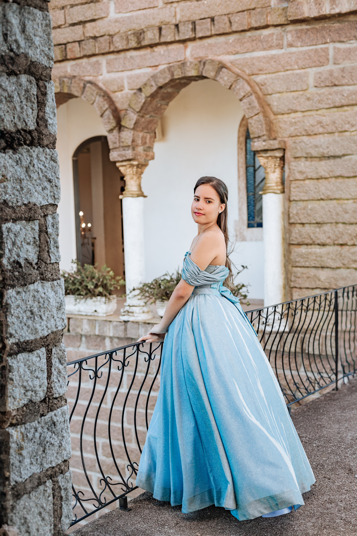 ensaio-de-quinze anos-ensaio-externo-em-treze-de-maio-santa-catarina-vestido-azul-castelo-belvedere-um-do-sol-vestido--lillian-barbosa-fotografia-fotografa-de-lauro-muller-fotogarfa-de-treze-de-maio