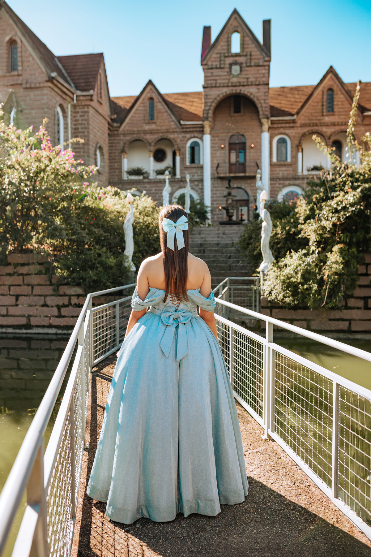 ensaio-de-quinze anos-ensaio-externo-em-treze-de-maio-santa-catarina-vestido-azul-castelo-belvedere-um-do-sol-vestido--lillian-barbosa-fotografia-fotografa-de-lauro-muller-fotogarfa-de-treze-de-maio