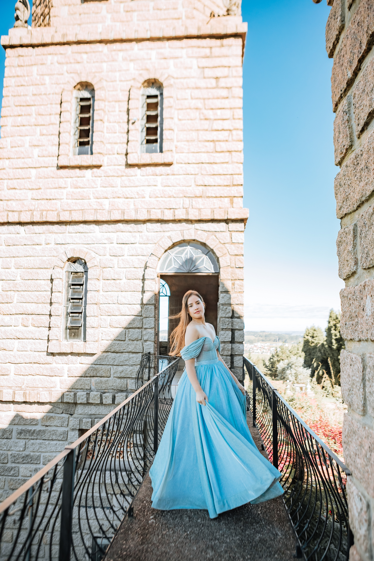 ensaio-de-quinze anos-ensaio-externo-em-treze-de-maio-santa-catarina-vestido-azul-castelo-belvedere-um-do-sol-vestido--lillian-barbosa-fotografia-fotografa-de-lauro-muller-fotogarfa-de-treze-de-maio