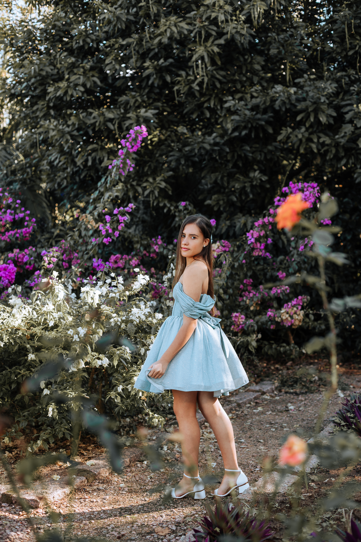 ensaio-de-quinze anos-ensaio-externo-em-treze-de-maio-santa-catarina-vestido-azul-castelo-belvedere-um-do-sol-vestido--lillian-barbosa-fotografia-fotografa-de-lauro-muller-fotogarfa-de-treze-de-maio