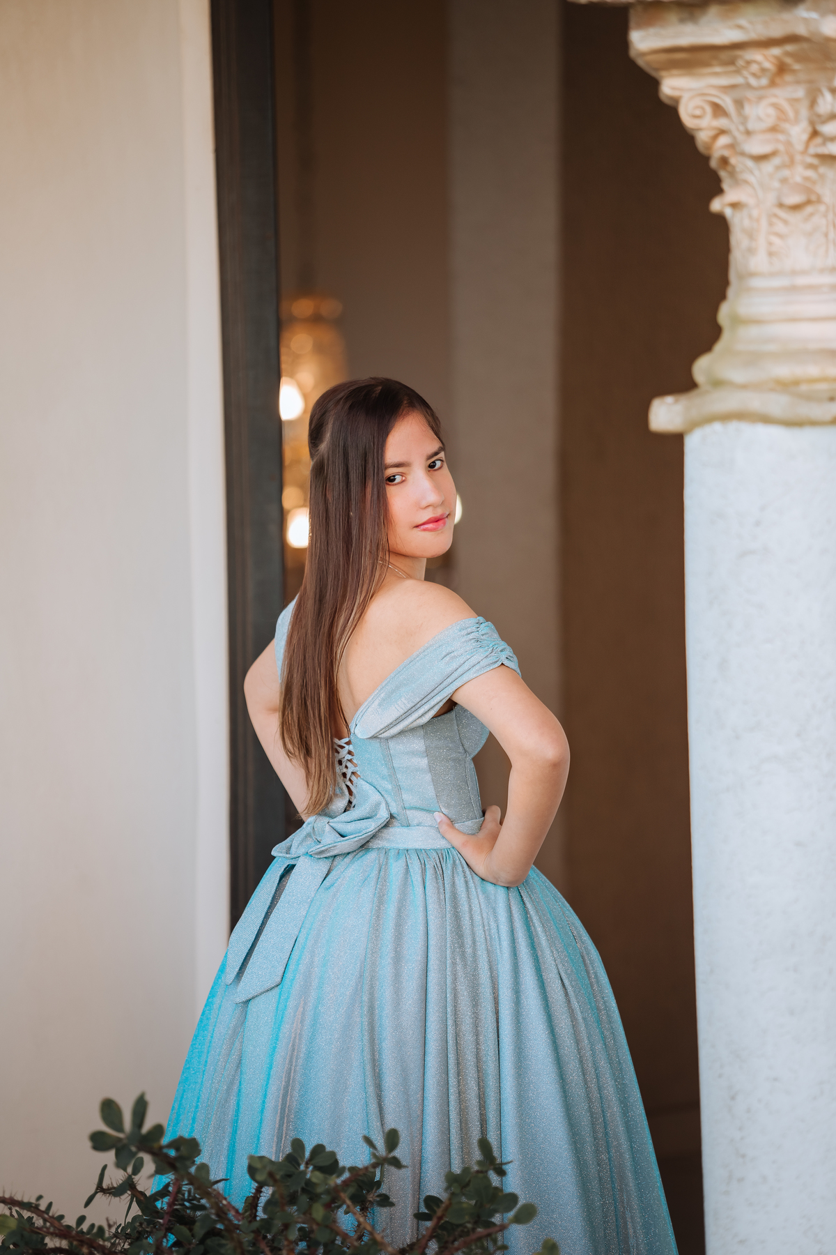 ensaio-de-quinze anos-ensaio-externo-em-treze-de-maio-santa-catarina-vestido-azul-castelo-belvedere-um-do-sol-vestido--lillian-barbosa-fotografia-fotografa-de-lauro-muller-fotogarfa-de-treze-de-maio