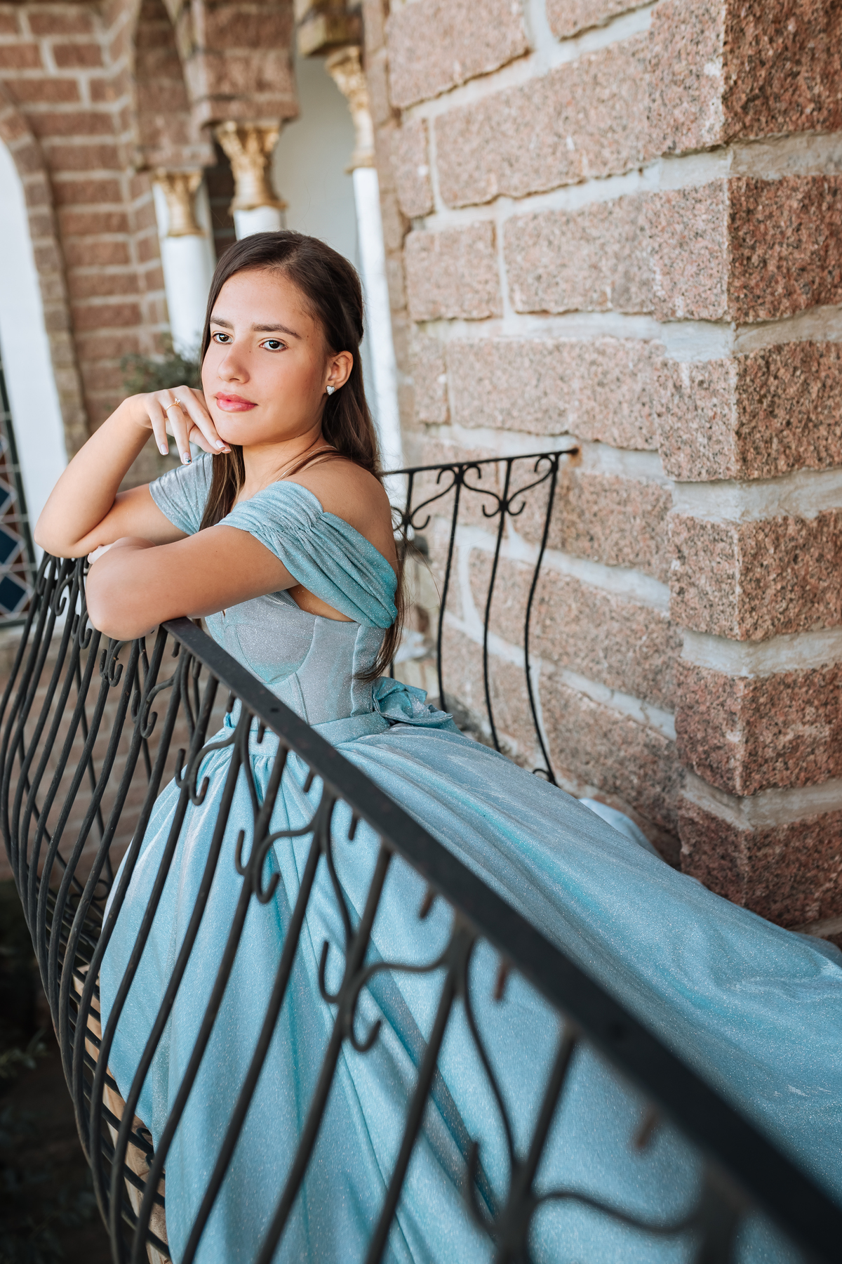 ensaio-de-quinze anos-ensaio-externo-em-treze-de-maio-santa-catarina-vestido-azul-castelo-belvedere-um-do-sol-vestido--lillian-barbosa-fotografia-fotografa-de-lauro-muller-fotogarfa-de-treze-de-maio