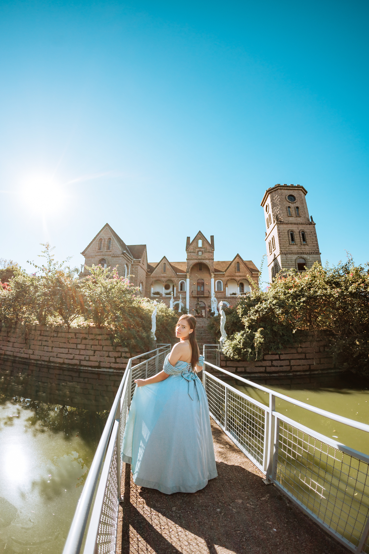 ensaio-de-quinze anos-ensaio-externo-em-treze-de-maio-santa-catarina-vestido-azul-castelo-belvedere-um-do-sol-vestido--lillian-barbosa-fotografia-fotografa-de-lauro-muller-fotogarfa-de-treze-de-maio