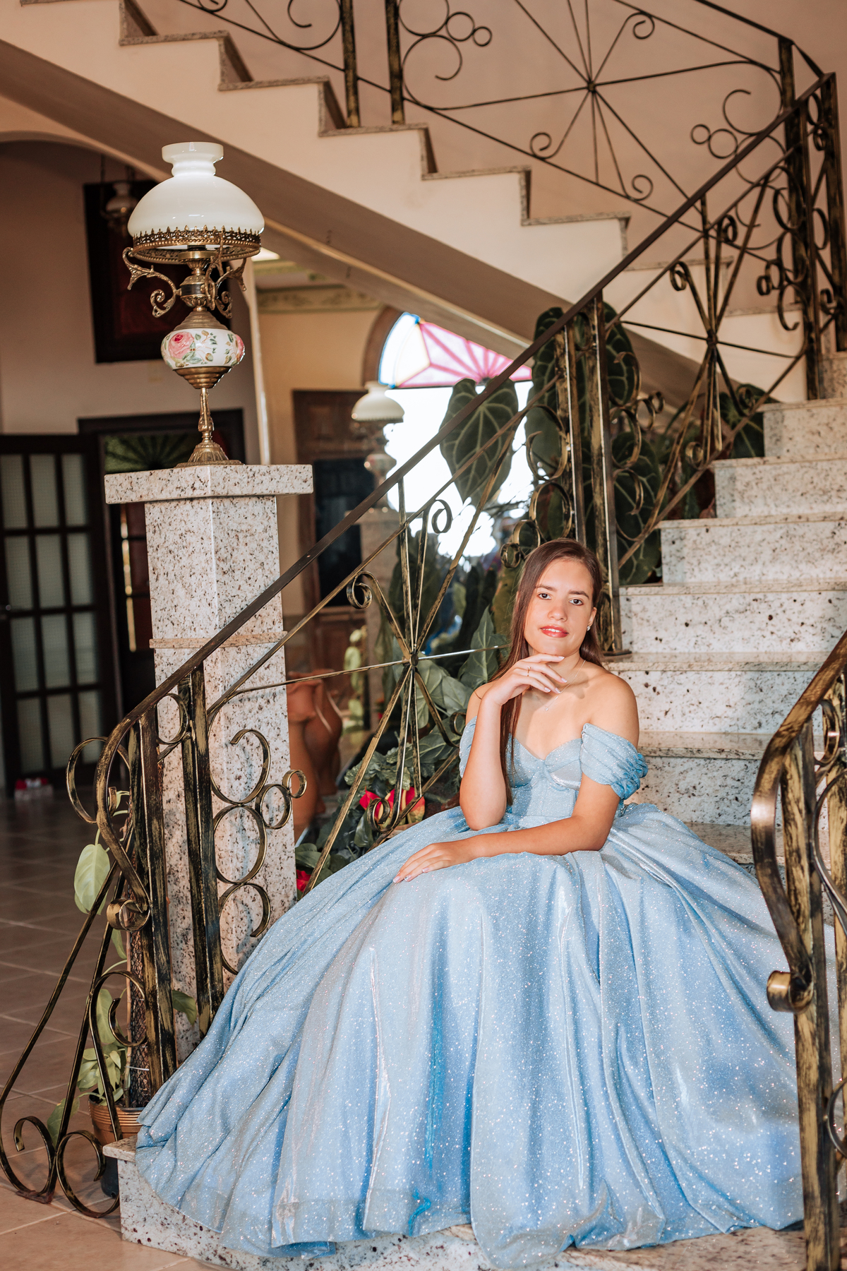 ensaio-de-quinze anos-ensaio-externo-em-treze-de-maio-santa-catarina-vestido-azul-castelo-belvedere-um-do-sol-vestido--lillian-barbosa-fotografia-fotografa-de-lauro-muller-fotogarfa-de-treze-de-maio