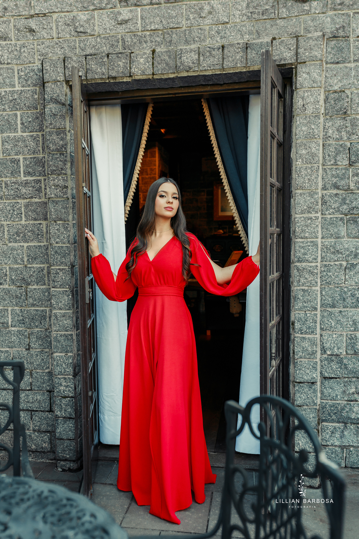 ensaio-de-quinze anos--ensaio-externo-em-treze-de-mai-santa-catarina-vestido-rosa-pink-bem-barbie-em-uma-fazenda-um--do-sol-vestido-azul-vestido-de-brilho-balanço-lillian-barbosa-fotografia-fotografa-de-  ( (33)