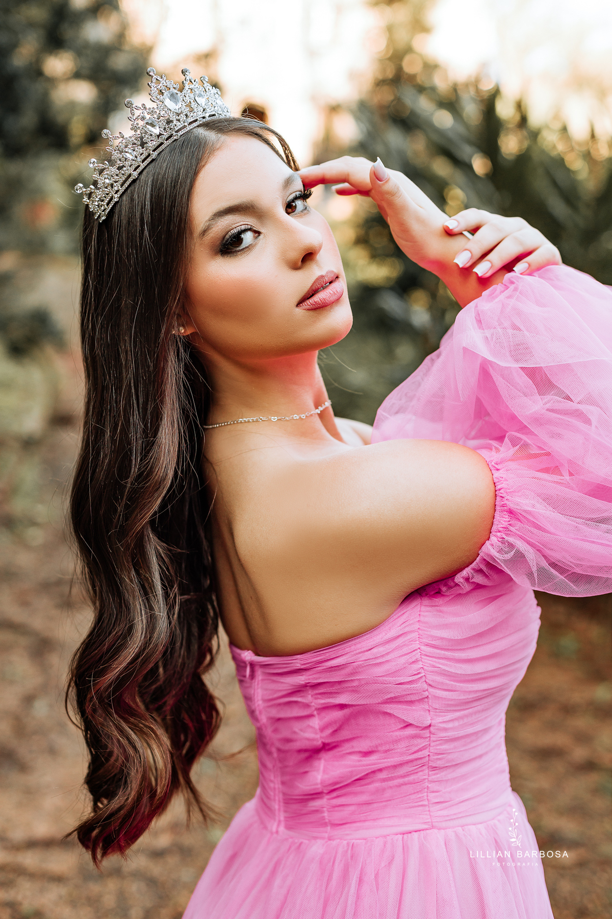 ensaio-de-quinze anos--ensaio-externo-em-treze-de-mai-santa-catarina-vestido-rosa-pink-bem-barbie-em-uma-fazenda-um--do-sol-vestido-azul-vestido-de-brilho-balanço-lillian-barbosa-fotografia-fotografa-de-  ( (33)