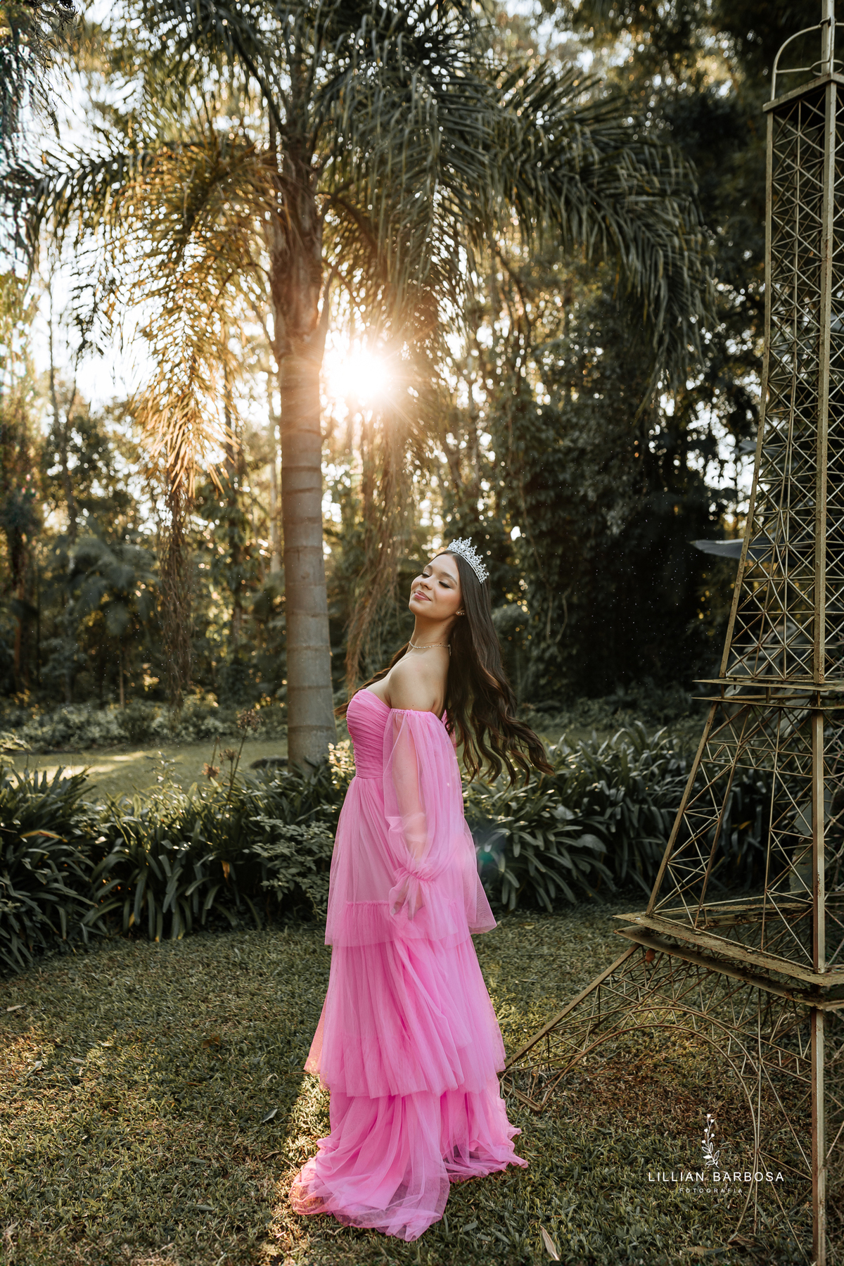 ensaio-de-quinze anos--ensaio-externo-em-treze-de-mai-santa-catarina-vestido-rosa-pink-bem-barbie-em-uma-fazenda-um--do-sol-vestido-azul-vestido-de-brilho-balanço-lillian-barbosa-fotografia-fotografa-de-  ( (33)