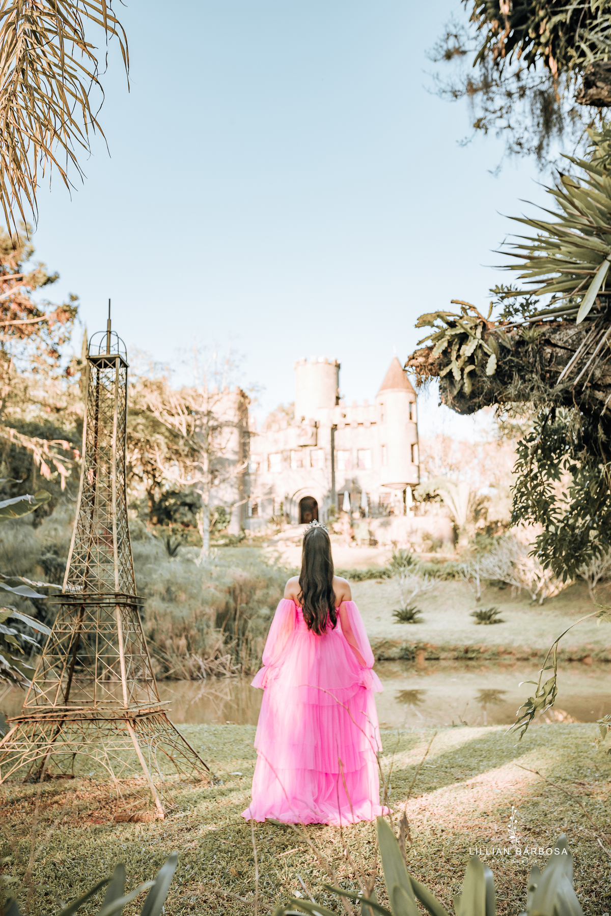 ensaio-de-quinze anos--ensaio-externo-em-treze-de-mai-santa-catarina-vestido-rosa-pink-bem-barbie-em-uma-fazenda-um--do-sol-vestido-azul-vestido-de-brilho-balanço-lillian-barbosa-fotografia-fotografa-de-  ( (33)