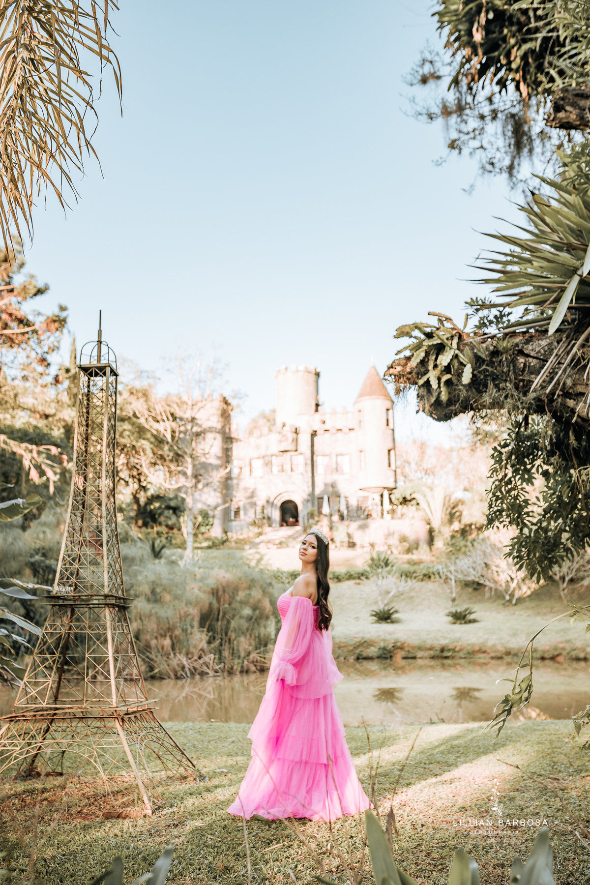 ensaio-de-quinze anos--ensaio-externo-em-treze-de-mai-santa-catarina-vestido-rosa-pink-bem-barbie-em-uma-fazenda-um--do-sol-vestido-azul-vestido-de-brilho-balanço-lillian-barbosa-fotografia-fotografa-de-  ( (33)