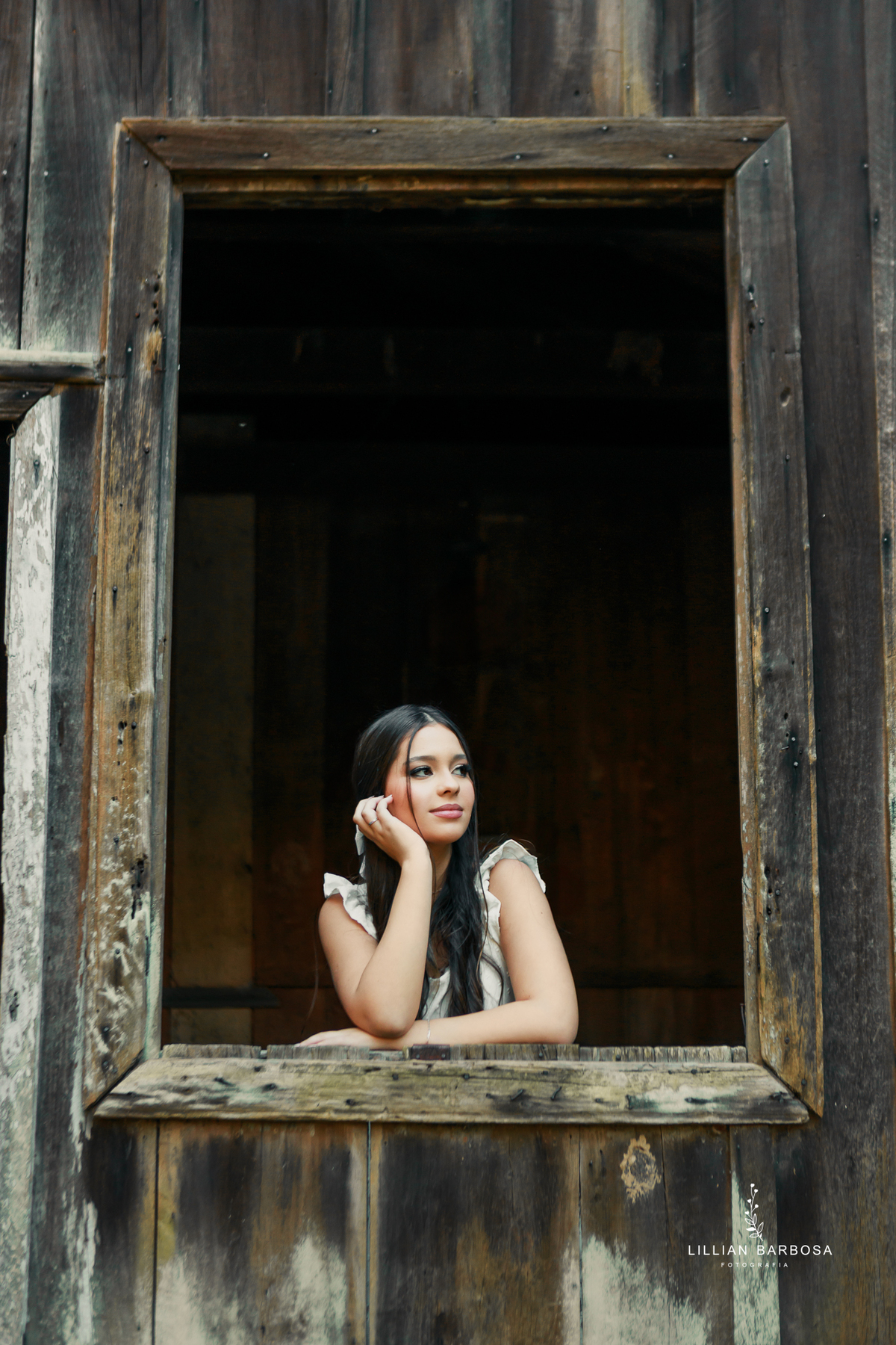 ensaio-de-quinze anos--ensaio-externo-em-treze-de-mai-santa-catarina-vestido-rosa-pink-bem-barbie-em-uma-fazenda-um--do-sol-vestido-azul-vestido-de-brilho-balanço-lillian-barbosa-fotografia-fotografa-de-  ( (33)