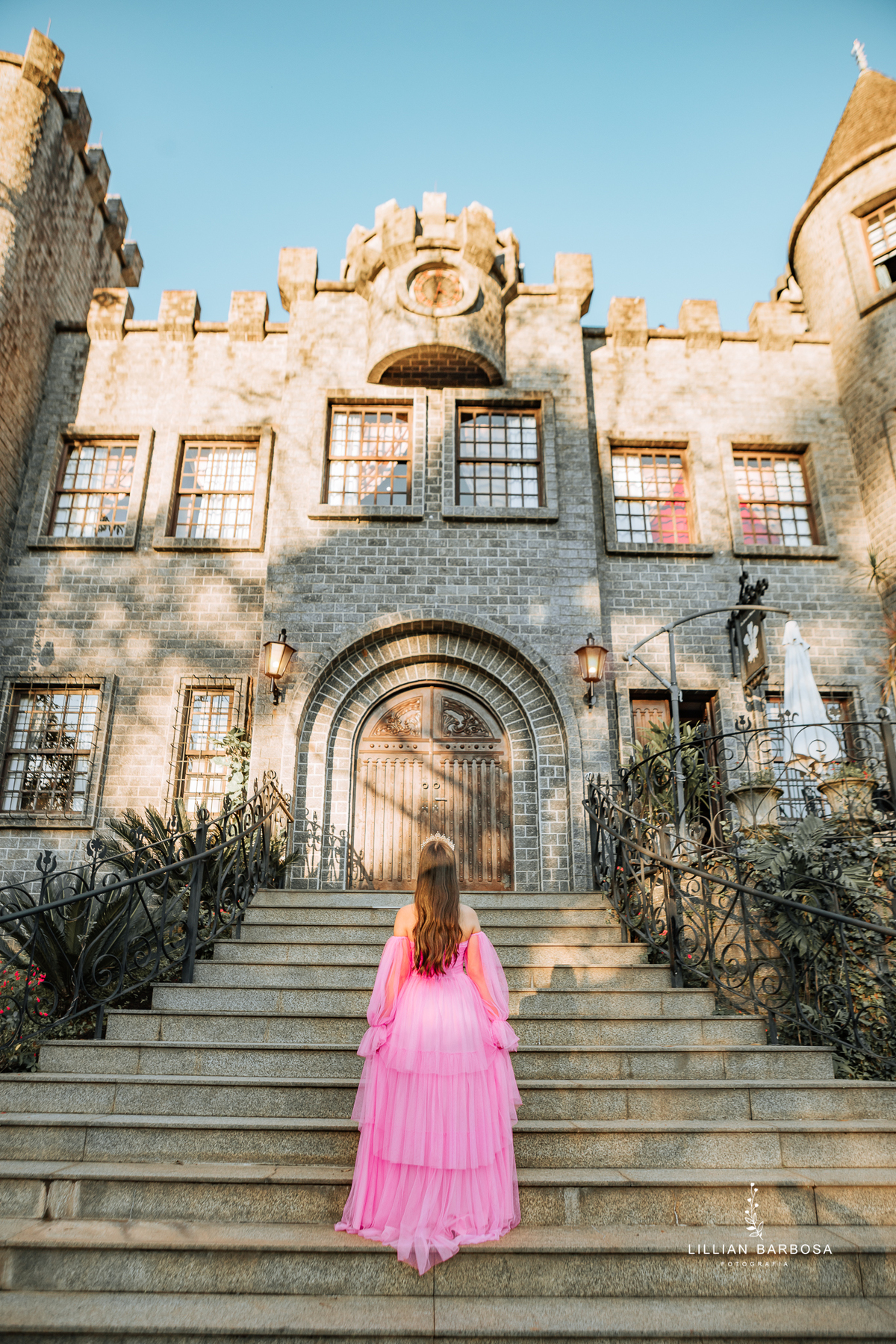 ensaio-de-quinze anos--ensaio-externo-em-treze-de-mai-santa-catarina-vestido-rosa-pink-bem-barbie-em-uma-fazenda-um--do-sol-vestido-azul-vestido-de-brilho-balanço-lillian-barbosa-fotografia-fotografa-de-  ( (33)
