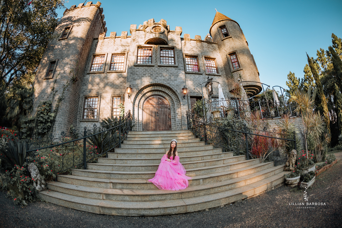 ensaio-de-quinze anos--ensaio-externo-em-treze-de-mai-santa-catarina-vestido-rosa-pink-bem-barbie-em-uma-fazenda-um--do-sol-vestido-azul-vestido-de-brilho-balanço-lillian-barbosa-fotografia-fotografa-de-  ( (33)