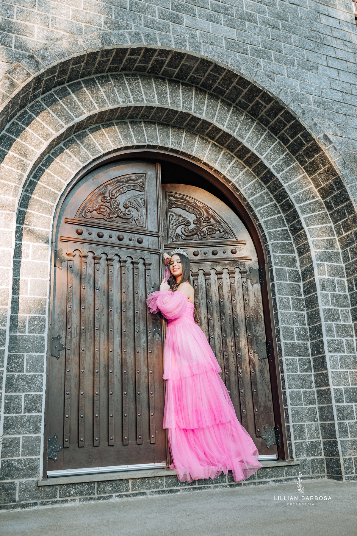 ensaio-de-quinze anos--ensaio-externo-em-treze-de-mai-santa-catarina-vestido-rosa-pink-bem-barbie-em-uma-fazenda-um--do-sol-vestido-azul-vestido-de-brilho-balanço-lillian-barbosa-fotografia-fotografa-de-  ( (33)