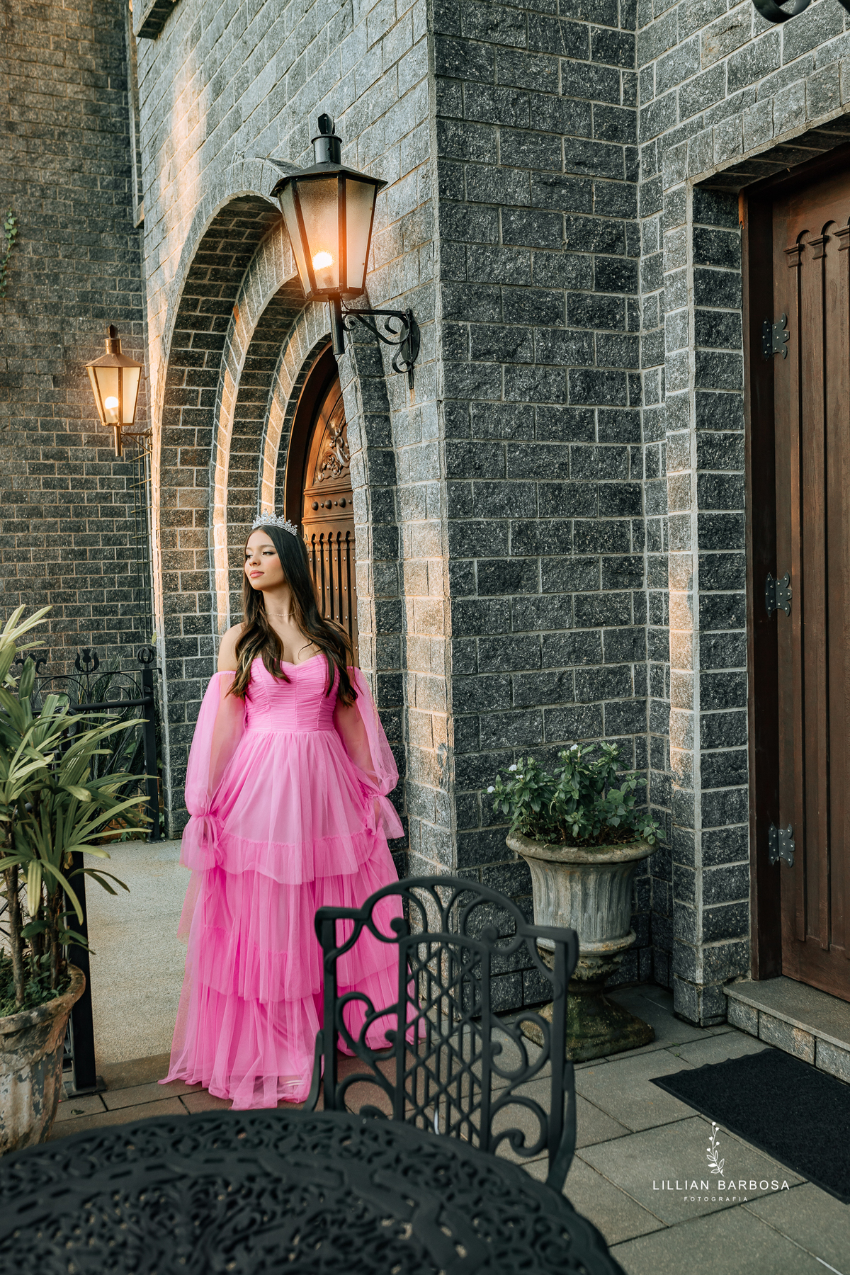 ensaio-de-quinze anos--ensaio-externo-em-treze-de-mai-santa-catarina-vestido-rosa-pink-bem-barbie-em-uma-fazenda-um--do-sol-vestido-azul-vestido-de-brilho-balanço-lillian-barbosa-fotografia-fotografa-de-  ( (33)