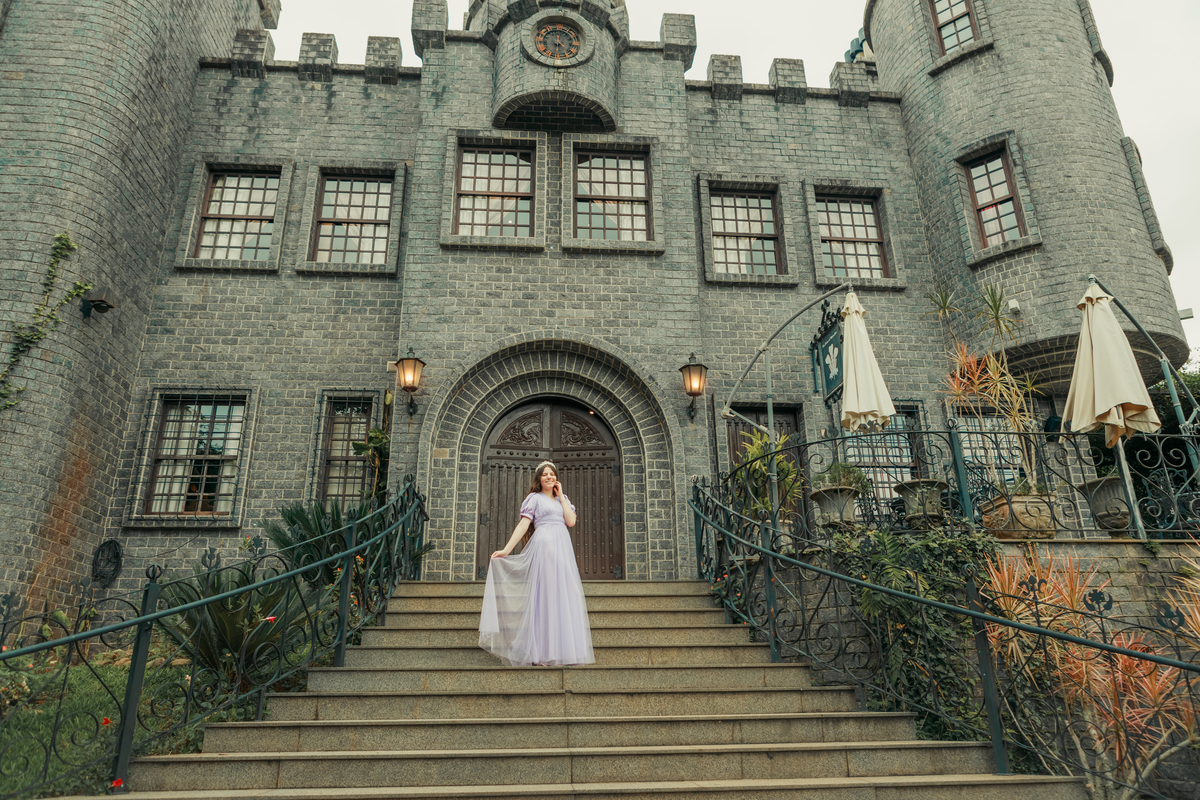 ensaio-de-quinze anos--ensaio-externo-em-lauro-muller-santa-catarina-vestido-roxo--capa-coproa-e-espada-cocal-do-sul-fotgrafa-de-cocal-do-sul-lillian-barbosa-fotografia-fotografa-