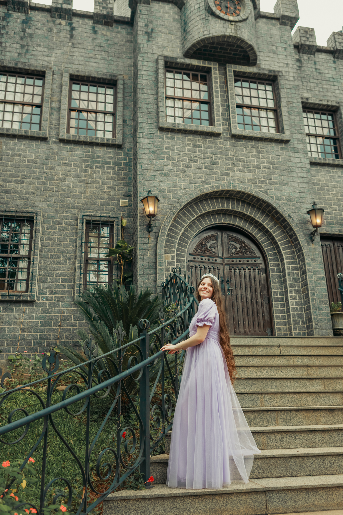 ensaio-de-quinze anos--ensaio-externo-em-lauro-muller-santa-catarina-vestido-roxo--capa-coproa-e-espada-cocal-do-sul-fotgrafa-de-cocal-do-sul-lillian-barbosa-fotografia-fotografa-