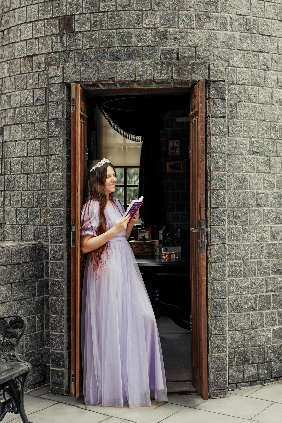 ensaio-de-quinze anos--ensaio-externo-em-lauro-muller-santa-catarina-vestido-roxo--capa-coproa-e-espada-cocal-do-sul-fotgrafa-de-cocal-do-sul-lillian-barbosa-fotografia-fotografa-