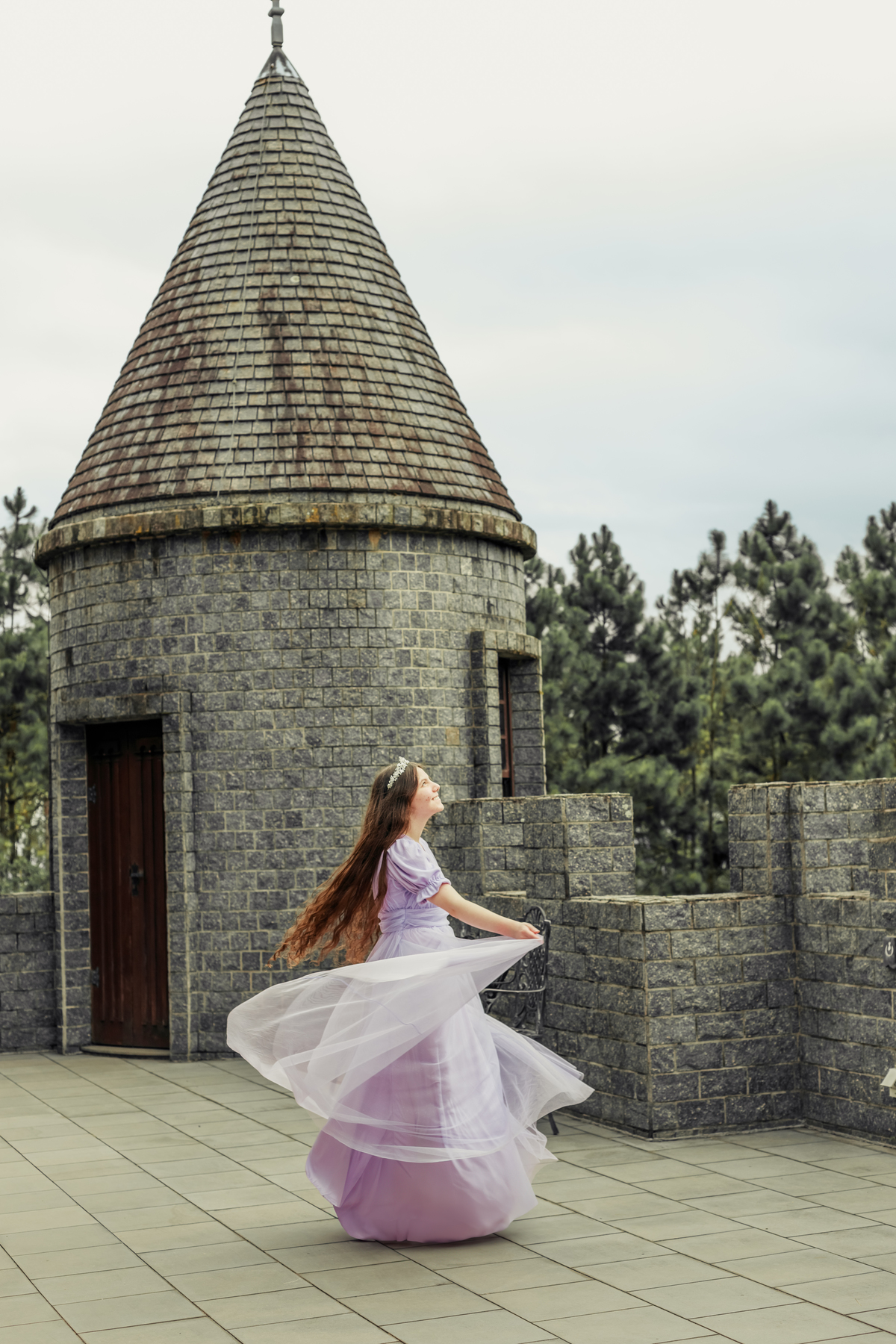 ensaio-de-quinze anos--ensaio-externo-em-lauro-muller-santa-catarina-vestido-roxo--capa-coproa-e-espada-cocal-do-sul-fotgrafa-de-cocal-do-sul-lillian-barbosa-fotografia-fotografa-