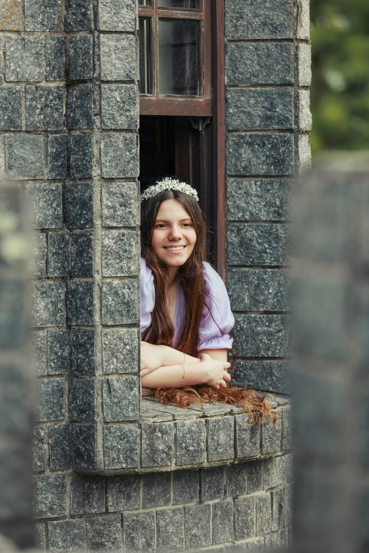 ensaio-de-quinze anos--ensaio-externo-em-lauro-muller-santa-catarina-vestido-roxo--capa-coproa-e-espada-cocal-do-sul-fotgrafa-de-cocal-do-sul-lillian-barbosa-fotografia-fotografa-