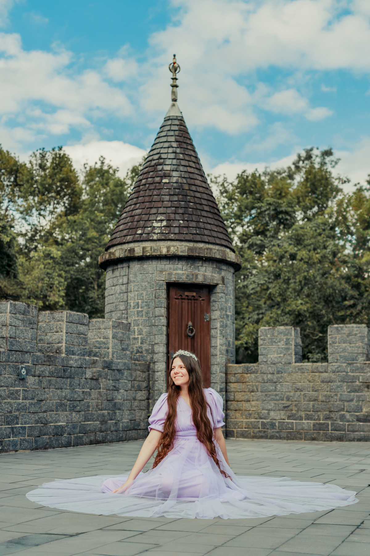 ensaio-de-quinze anos--ensaio-externo-em-lauro-muller-santa-catarina-vestido-roxo--capa-coproa-e-espada-cocal-do-sul-fotgrafa-de-cocal-do-sul-lillian-barbosa-fotografia-fotografa-