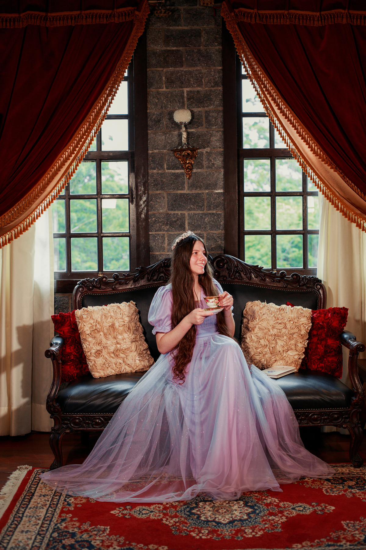 ensaio-de-quinze anos--ensaio-externo-em-lauro-muller-santa-catarina-vestido-roxo--capa-coproa-e-espada-cocal-do-sul-fotgrafa-de-cocal-do-sul-lillian-barbosa-fotografia-fotografa-