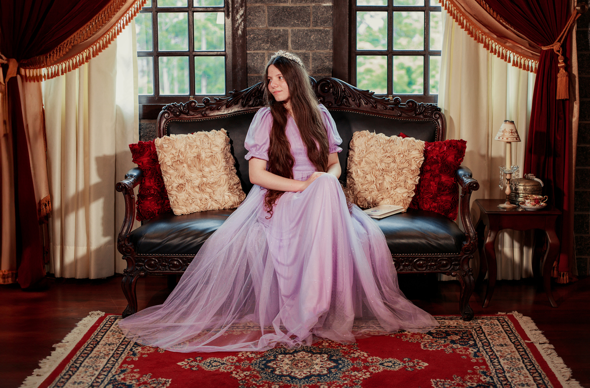 ensaio-de-quinze anos--ensaio-externo-em-lauro-muller-santa-catarina-vestido-roxo--capa-coproa-e-espada-cocal-do-sul-fotgrafa-de-cocal-do-sul-lillian-barbosa-fotografia-fotografa-