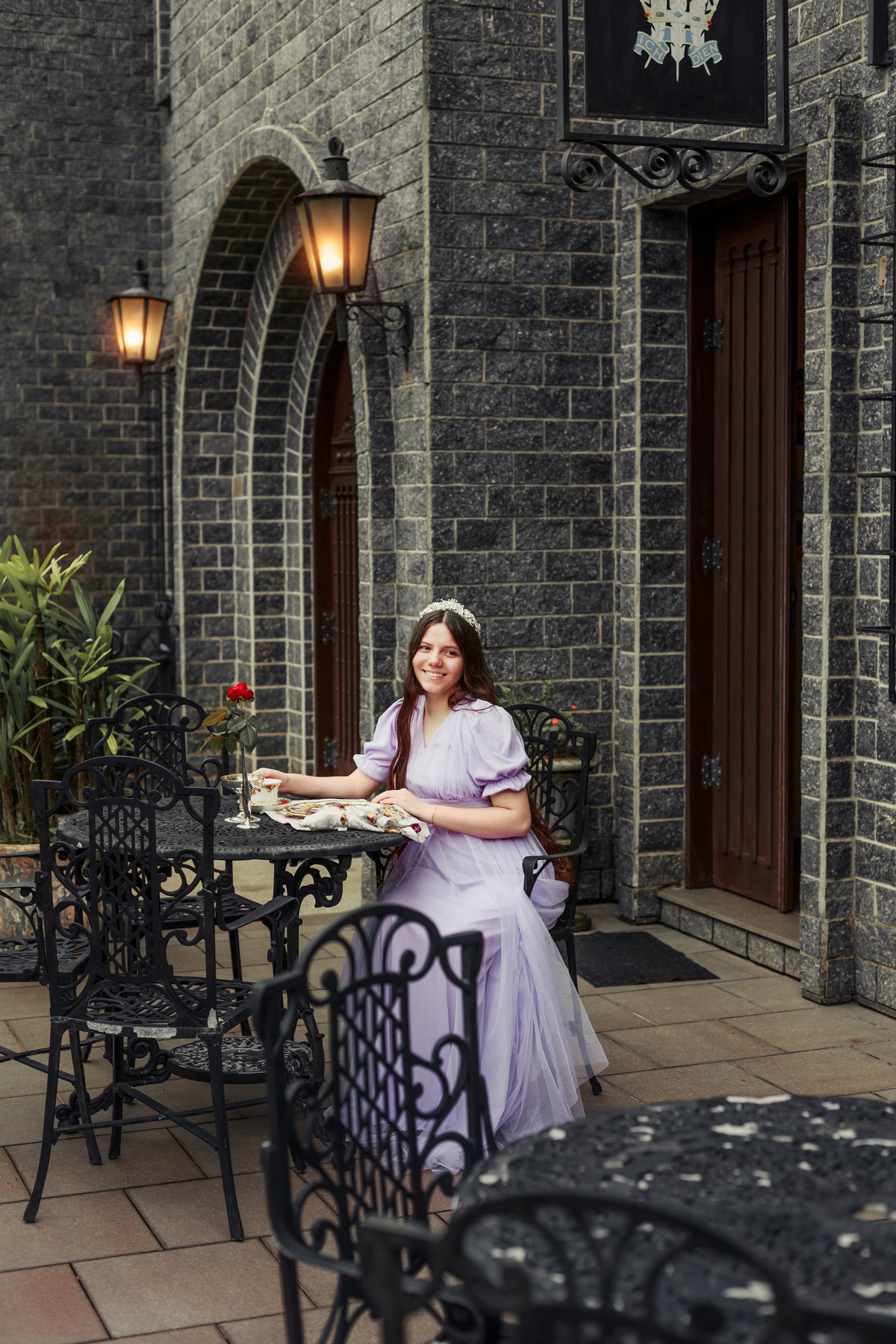 ensaio-de-quinze anos--ensaio-externo-em-lauro-muller-santa-catarina-vestido-roxo--capa-coproa-e-espada-cocal-do-sul-fotgrafa-de-cocal-do-sul-lillian-barbosa-fotografia-fotografa-