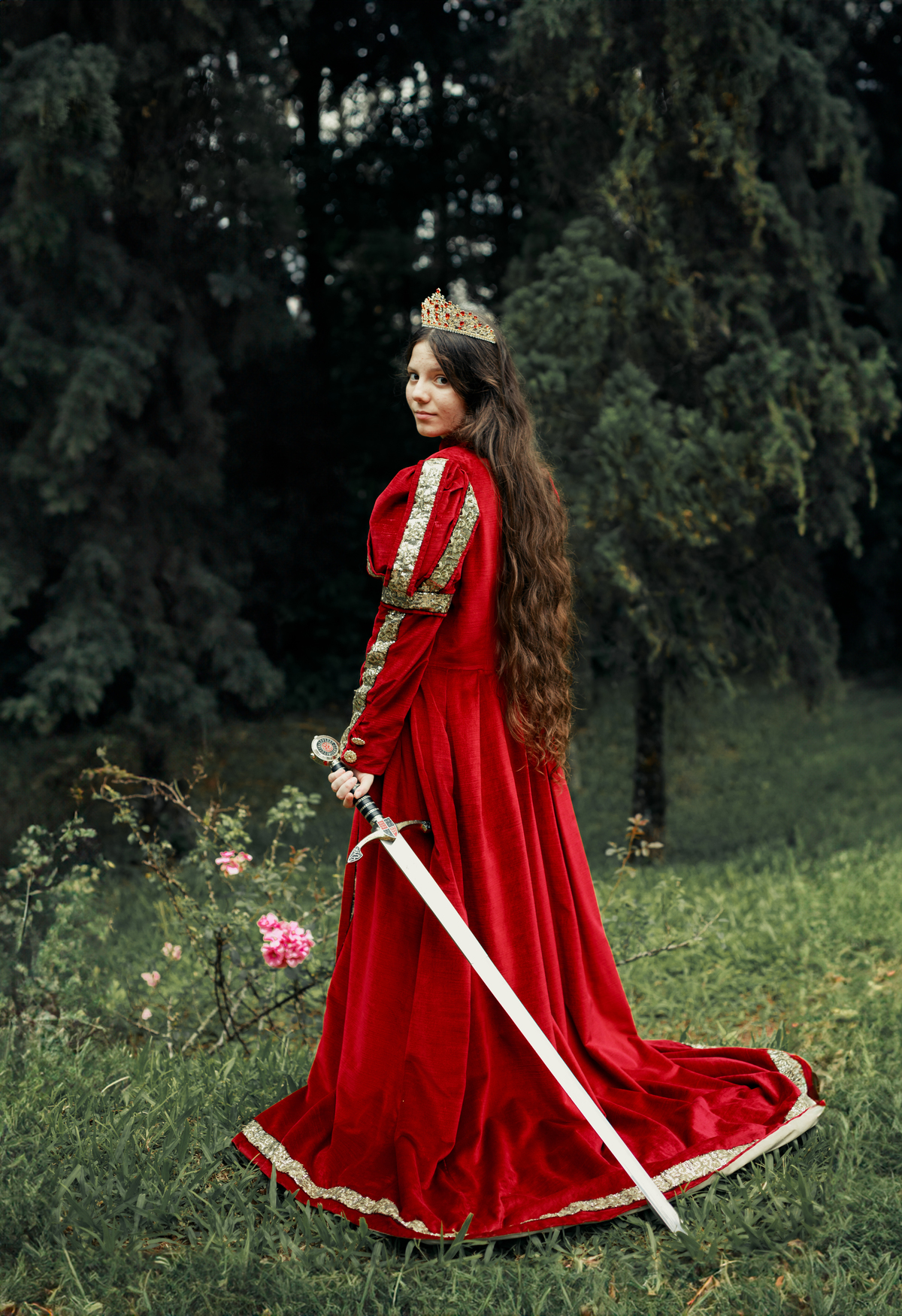 ensaio-de-quinze anos--ensaio-externo-em-lauro-muller-santa-catarina-vestido-roxo--capa-coproa-e-espada-cocal-do-sul-fotgrafa-de-cocal-do-sul-lillian-barbosa-fotografia-fotografa-