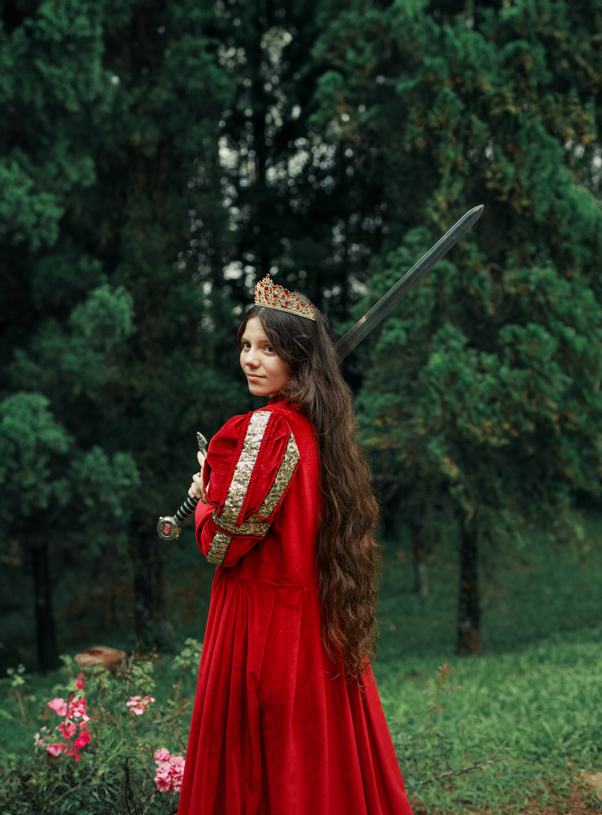 ensaio-de-quinze anos--ensaio-externo-em-lauro-muller-santa-catarina-vestido-roxo--capa-coproa-e-espada-cocal-do-sul-fotgrafa-de-cocal-do-sul-lillian-barbosa-fotografia-fotografa-