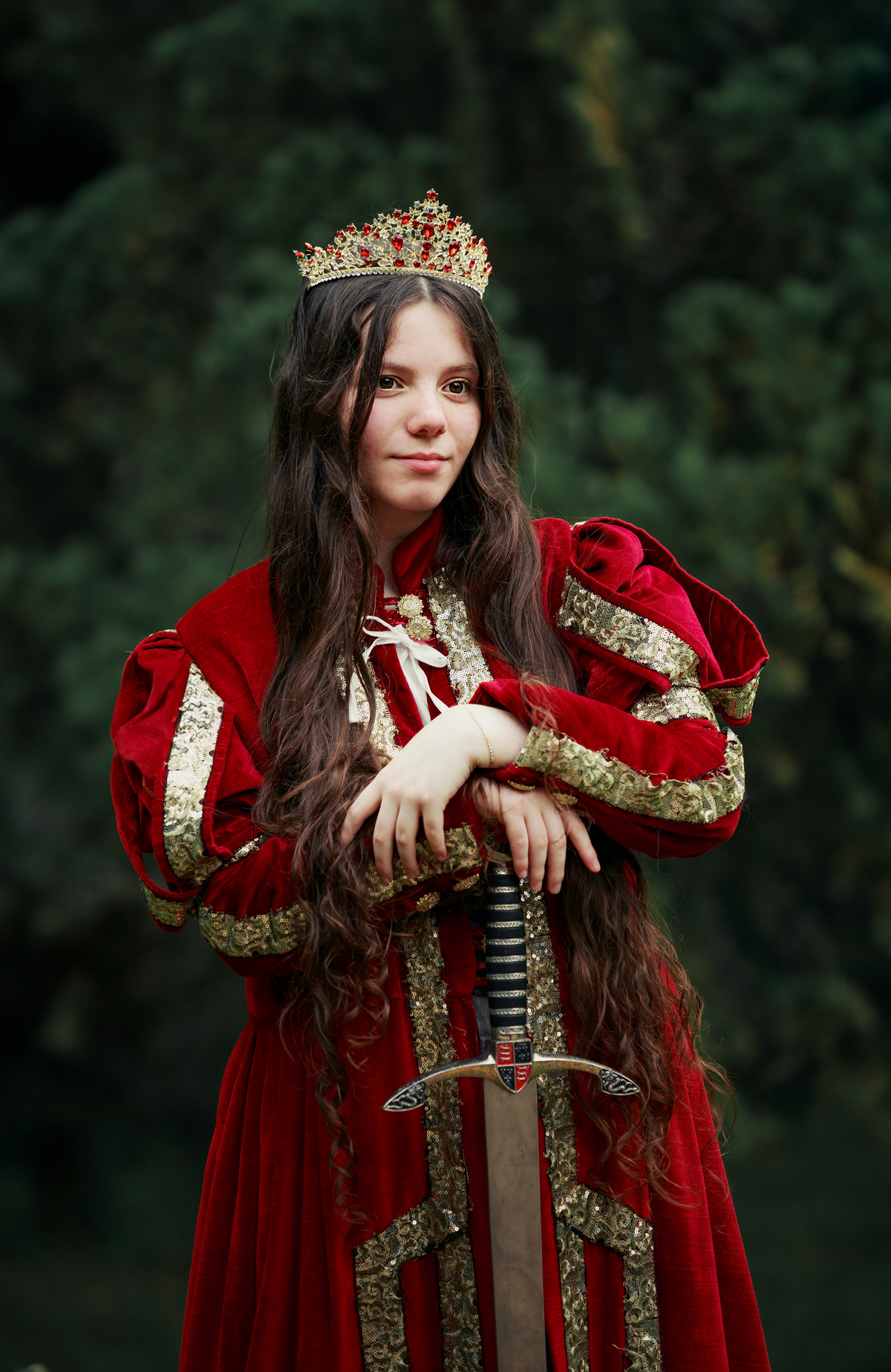 ensaio-de-quinze anos--ensaio-externo-em-lauro-muller-santa-catarina-vestido-roxo--capa-coproa-e-espada-cocal-do-sul-fotgrafa-de-cocal-do-sul-lillian-barbosa-fotografia-fotografa-