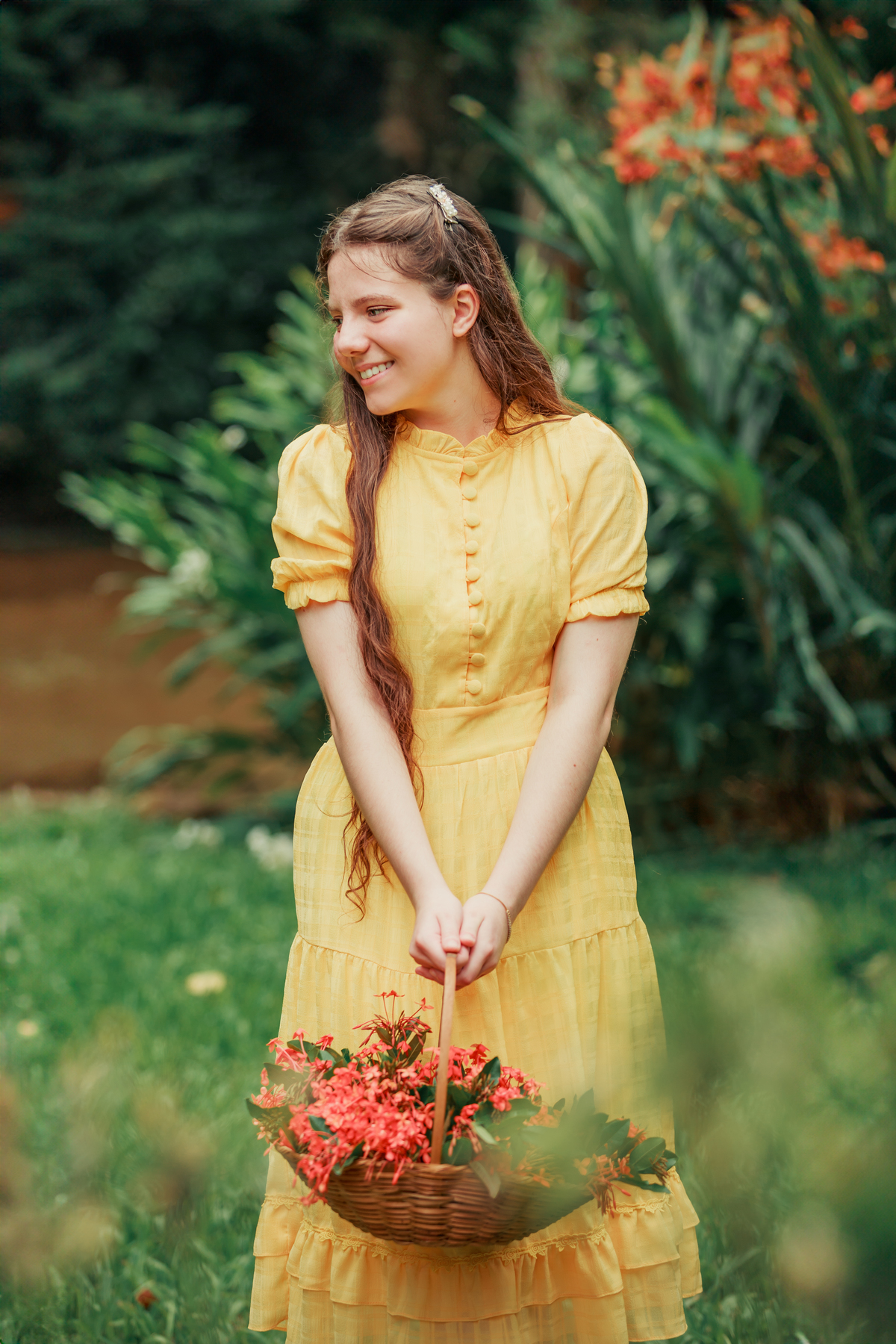 ensaio-de-quinze anos--ensaio-externo-em-lauro-muller-santa-catarina-vestido-roxo--capa-coproa-e-espada-cocal-do-sul-fotgrafa-de-cocal-do-sul-lillian-barbosa-fotografia-fotografa-