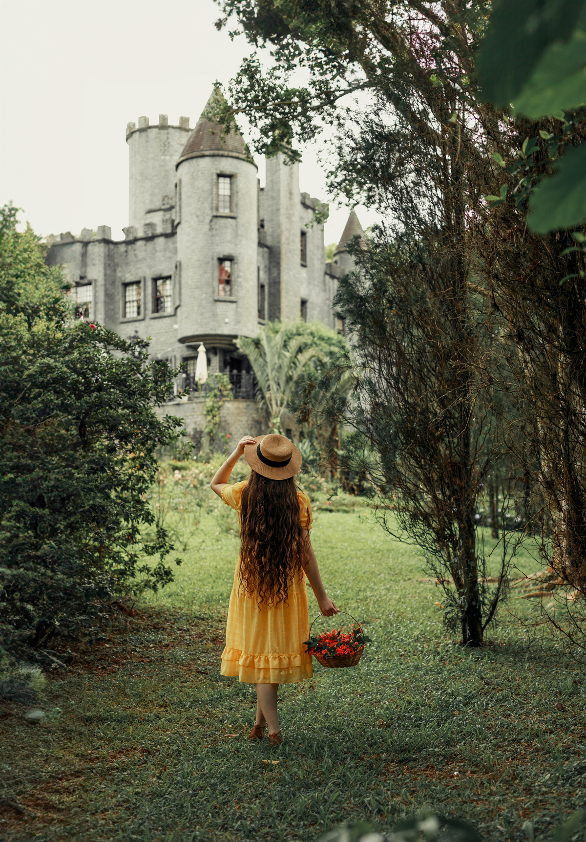 ensaio-de-quinze anos--ensaio-externo-em-lauro-muller-santa-catarina-vestido-roxo--capa-coproa-e-espada-cocal-do-sul-fotgrafa-de-cocal-do-sul-lillian-barbosa-fotografia-fotografa-