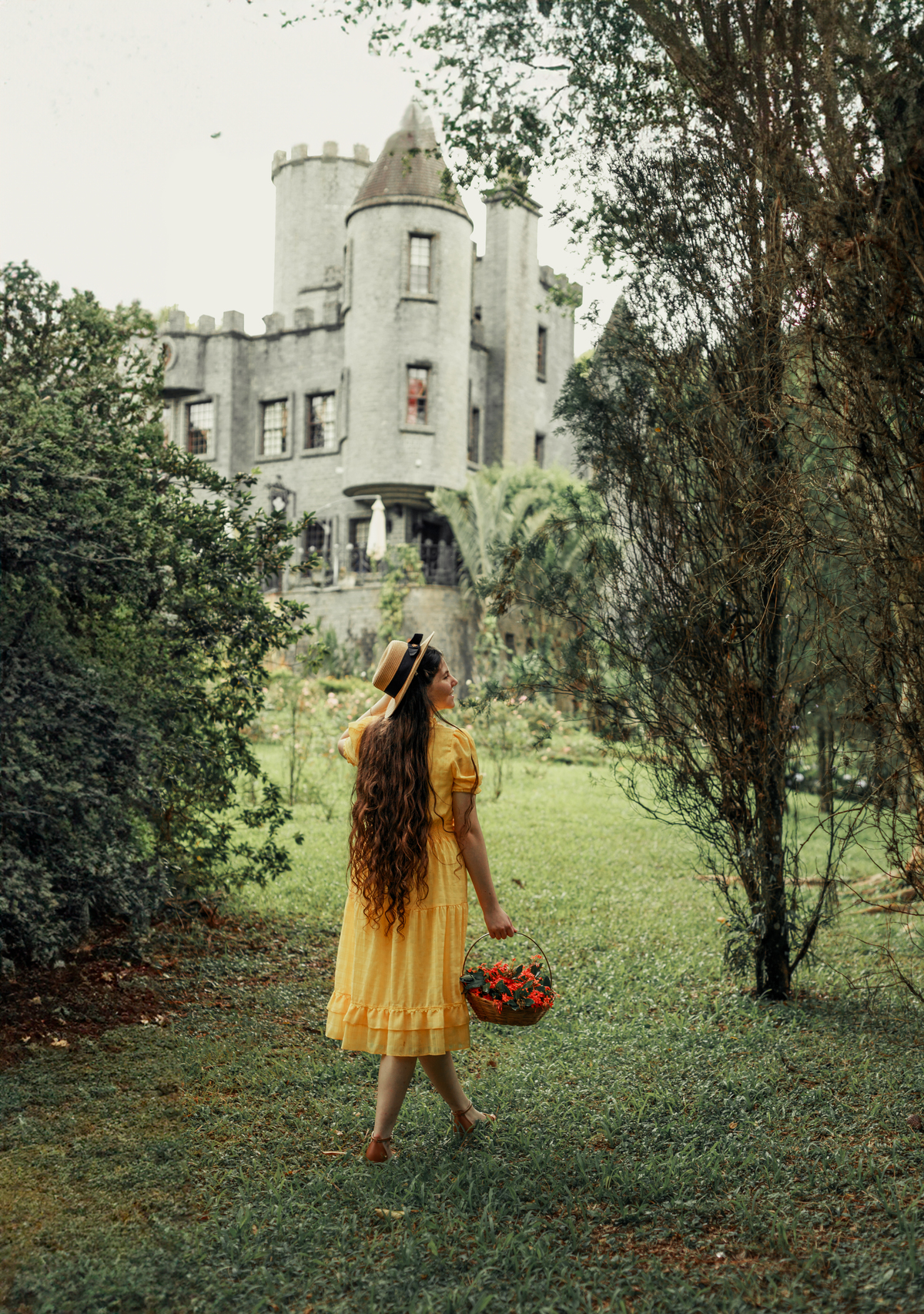 ensaio-de-quinze anos--ensaio-externo-em-lauro-muller-santa-catarina-vestido-roxo--capa-coproa-e-espada-cocal-do-sul-fotgrafa-de-cocal-do-sul-lillian-barbosa-fotografia-fotografa-