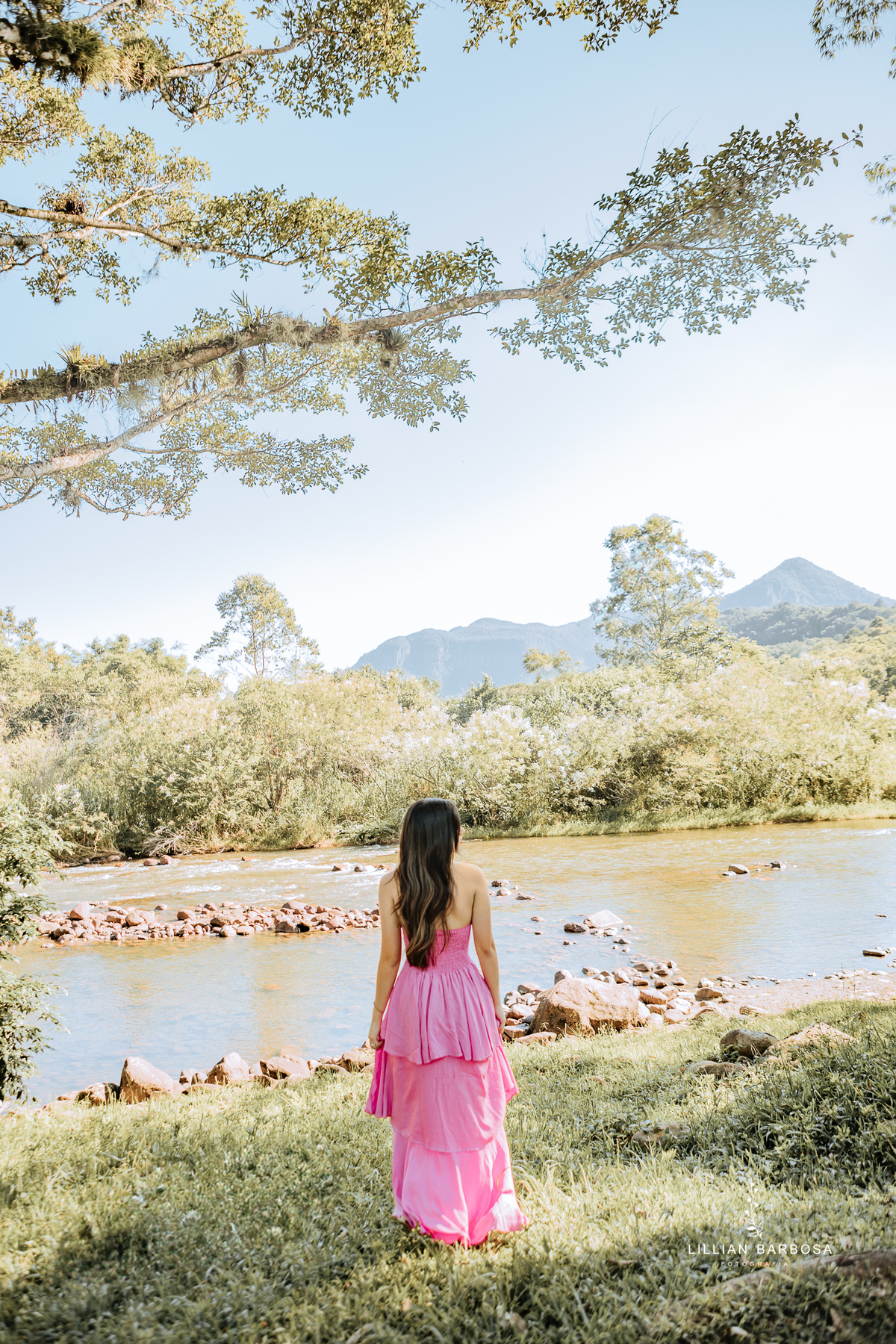 ensaio-de-quinze anos-ensaio-externo-em-lauro-muller-santa-catarina-ensaio-na-nova-veneza-vestido-azul-rosa-vermelho-ensaio-noestudio-da-lillian-barbosa-fotografia-fotogr
