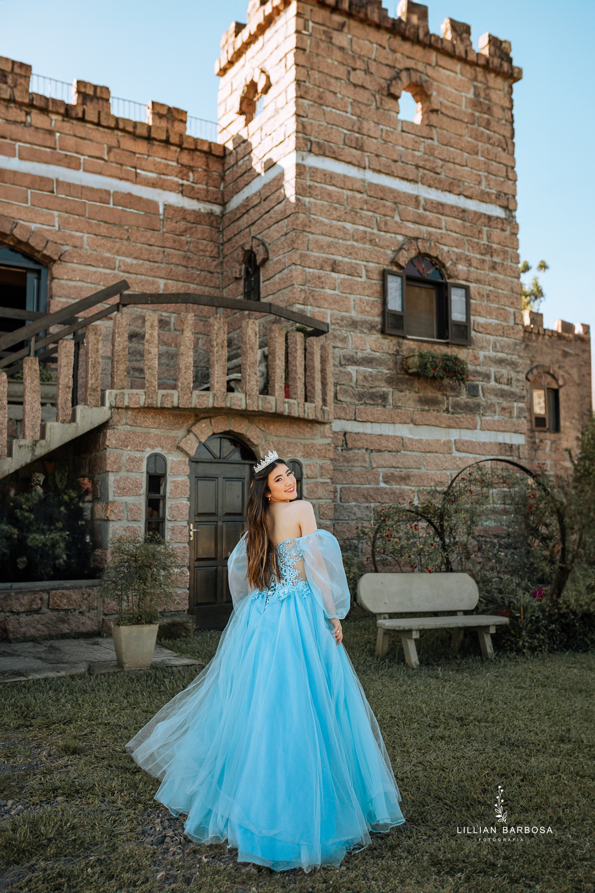 ensaio-de-quinze anos-ensaio-externo-em-lauro-muller-santa-catarina-ensaio-na-nova-veneza-vestido-azul-rosa-vermelho-ensaio-noestudio-da-lillian-barbosa-fotografia-fotogr