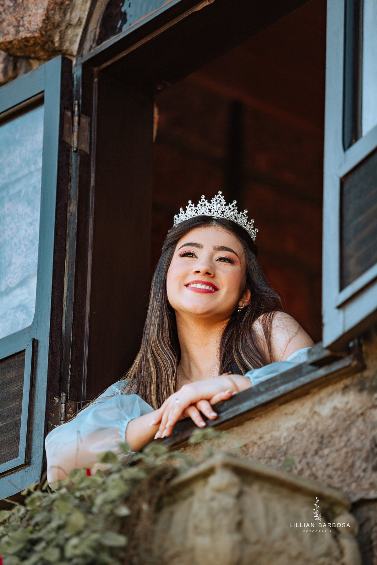 ensaio-de-quinze anos-ensaio-externo-em-lauro-muller-santa-catarina-ensaio-na-nova-veneza-vestido-azul-rosa-vermelho-ensaio-noestudio-da-lillian-barbosa-fotografia-fotogr