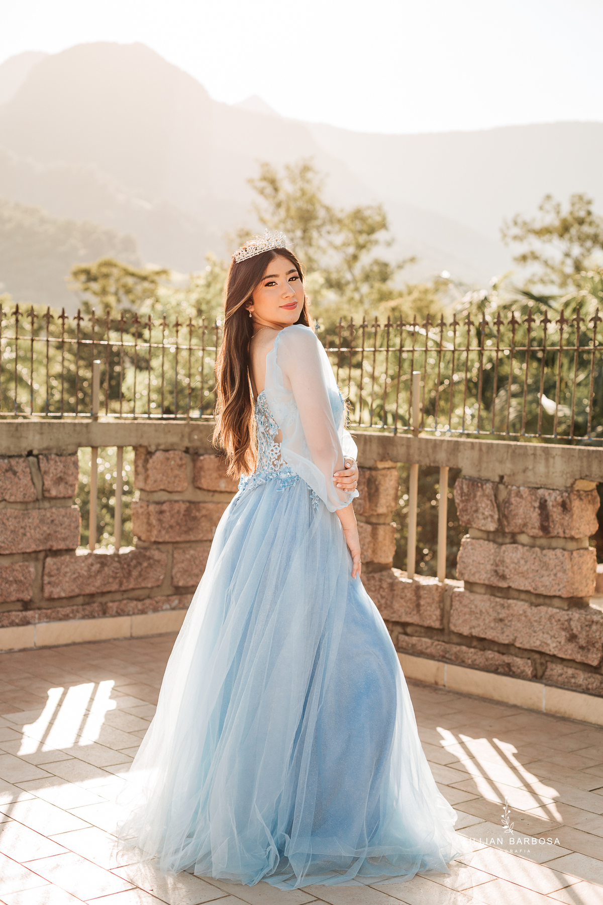 ensaio-de-quinze anos-ensaio-externo-em-lauro-muller-santa-catarina-ensaio-na-nova-veneza-vestido-azul-rosa-vermelho-ensaio-noestudio-da-lillian-barbosa-fotografia-fotogr