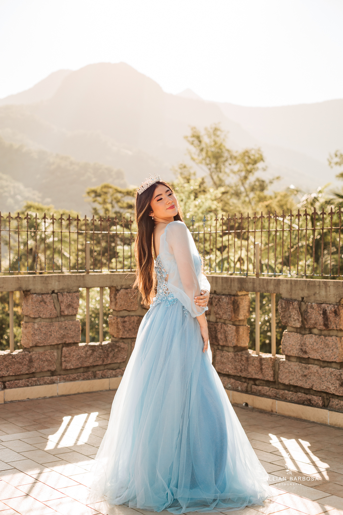 ensaio-de-quinze anos-ensaio-externo-em-lauro-muller-santa-catarina-ensaio-na-nova-veneza-vestido-azul-rosa-vermelho-ensaio-noestudio-da-lillian-barbosa-fotografia-fotogr