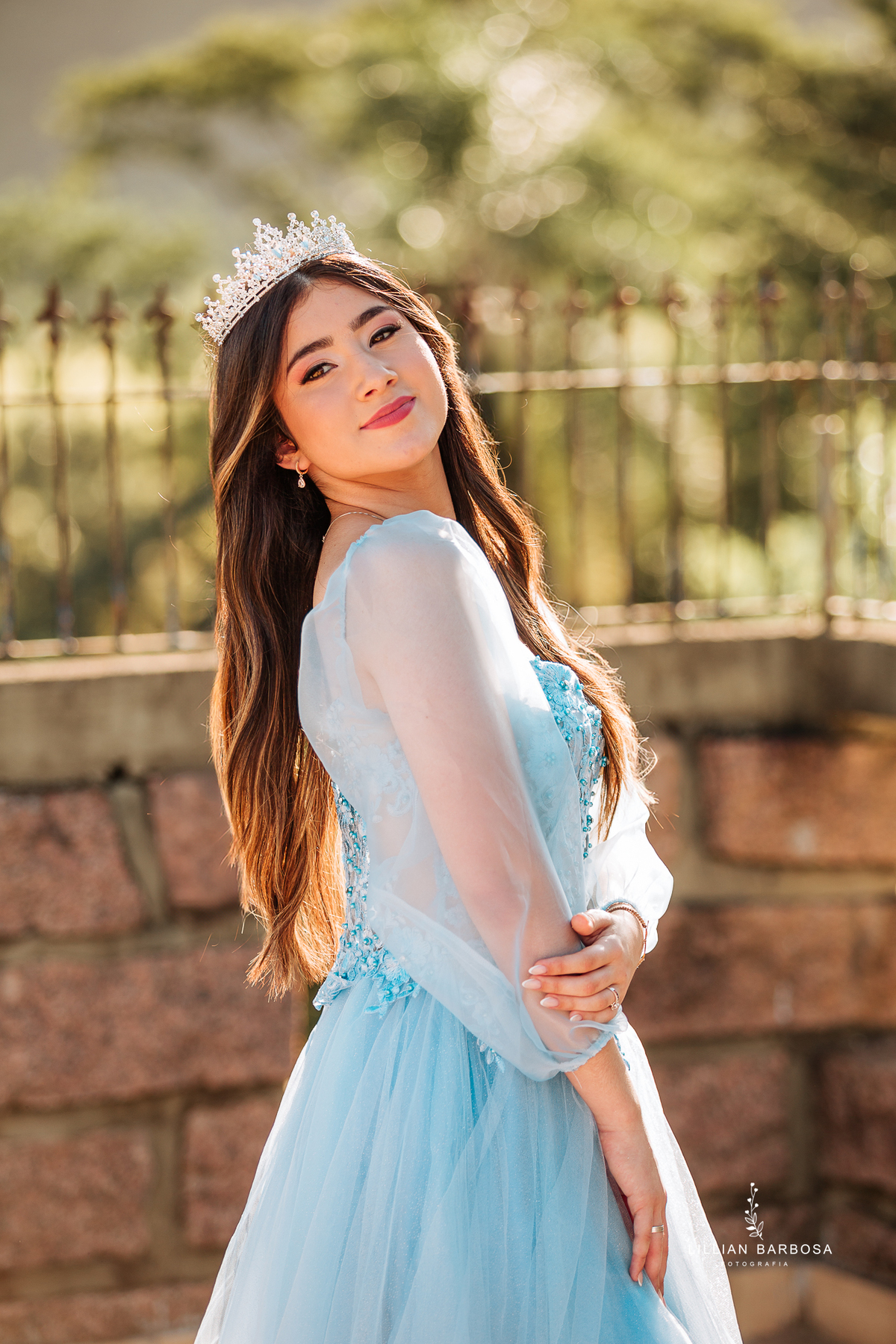 ensaio-de-quinze anos-ensaio-externo-em-lauro-muller-santa-catarina-ensaio-na-nova-veneza-vestido-azul-rosa-vermelho-ensaio-noestudio-da-lillian-barbosa-fotografia-fotogr