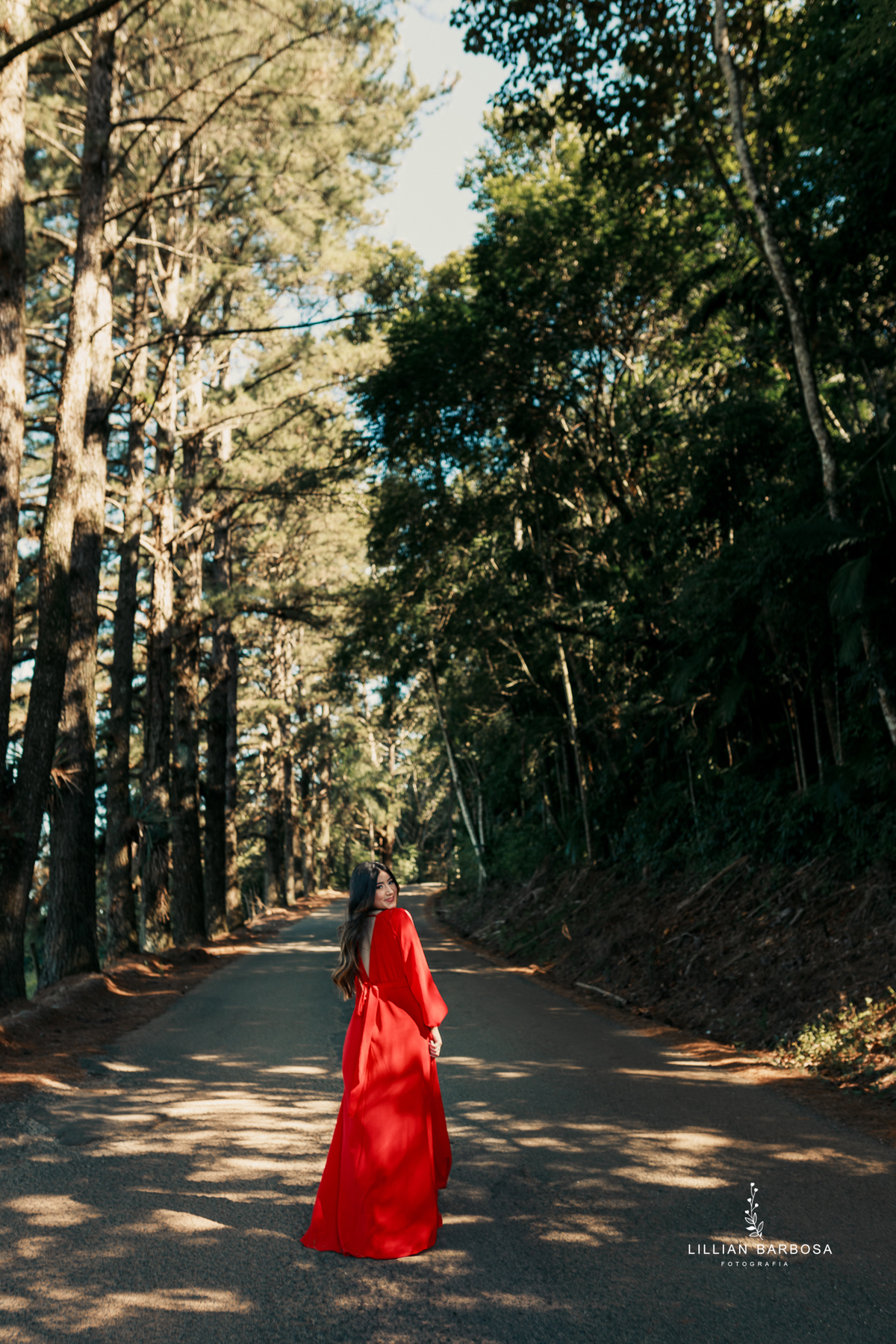ensaio-de-quinze anos-ensaio-externo-em-lauro-muller-santa-catarina-ensaio-na-nova-veneza-vestido-azul-rosa-vermelho-ensaio-noestudio-da-lillian-barbosa-fotografia-fotogr