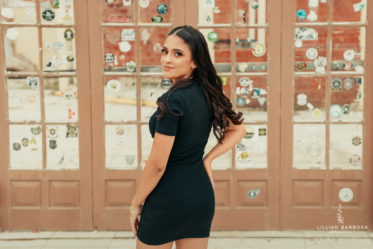 ensaio-de-quinze anos-ensaio-externo-em-lauro-muller-santa-catarina-vestido-vermelho-preto-branco-ensaio-no-estudio-da-lillian-barbosa-fotografia-fotografa-de-lauro-muller