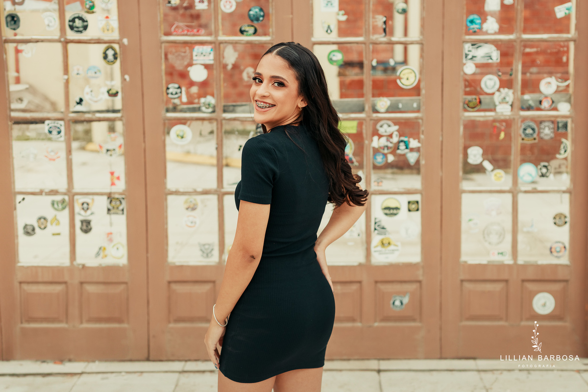 ensaio-de-quinze anos-ensaio-externo-em-lauro-muller-santa-catarina-vestido-vermelho-preto-branco-ensaio-no-estudio-da-lillian-barbosa-fotografia-fotografa-de-lauro-muller