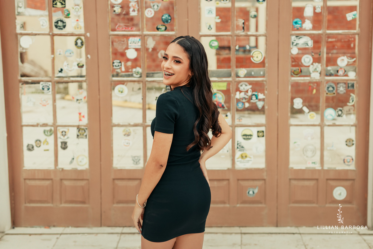 ensaio-de-quinze anos-ensaio-externo-em-lauro-muller-santa-catarina-vestido-vermelho-preto-branco-ensaio-no-estudio-da-lillian-barbosa-fotografia-fotografa-de-lauro-muller