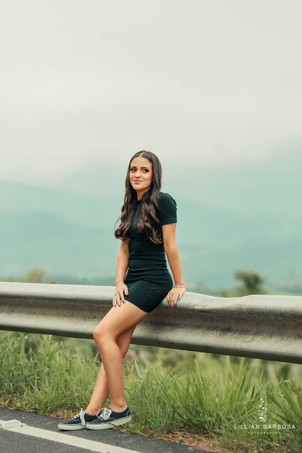 ensaio-de-quinze anos-ensaio-externo-em-lauro-muller-santa-catarina-vestido-vermelho-preto-branco-ensaio-no-estudio-da-lillian-barbosa-fotografia-fotografa-de-lauro-muller