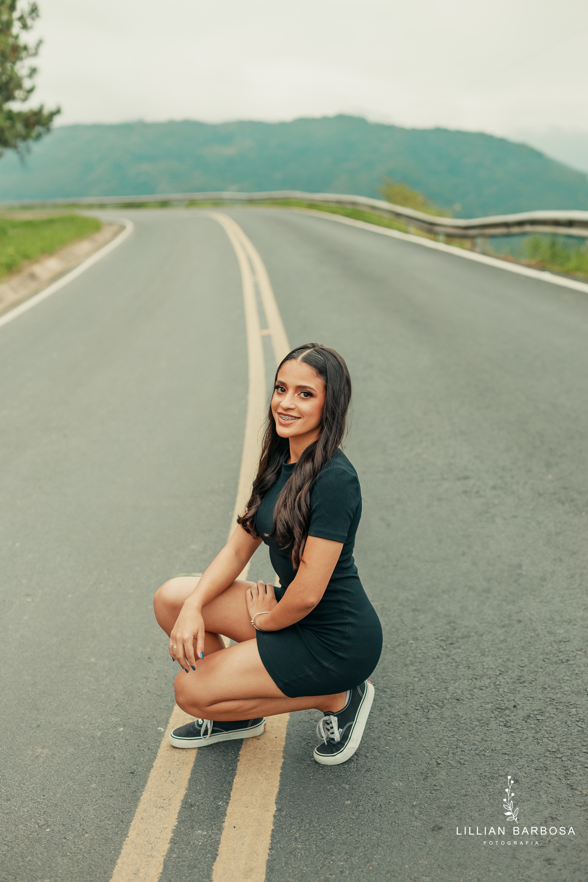 ensaio-de-quinze anos-ensaio-externo-em-lauro-muller-santa-catarina-vestido-vermelho-preto-branco-ensaio-no-estudio-da-lillian-barbosa-fotografia-fotografa-de-lauro-muller