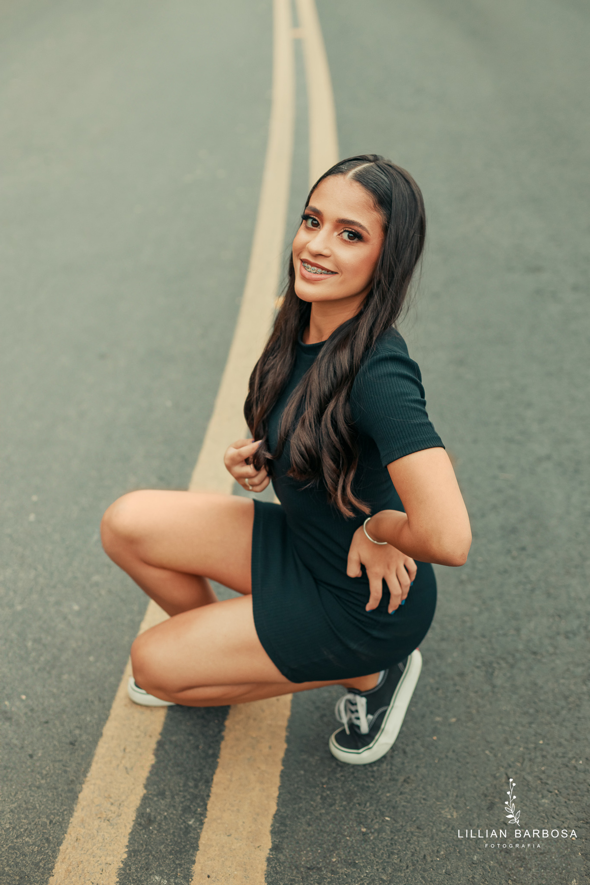 ensaio-de-quinze anos-ensaio-externo-em-lauro-muller-santa-catarina-vestido-vermelho-preto-branco-ensaio-no-estudio-da-lillian-barbosa-fotografia-fotografa-de-lauro-muller