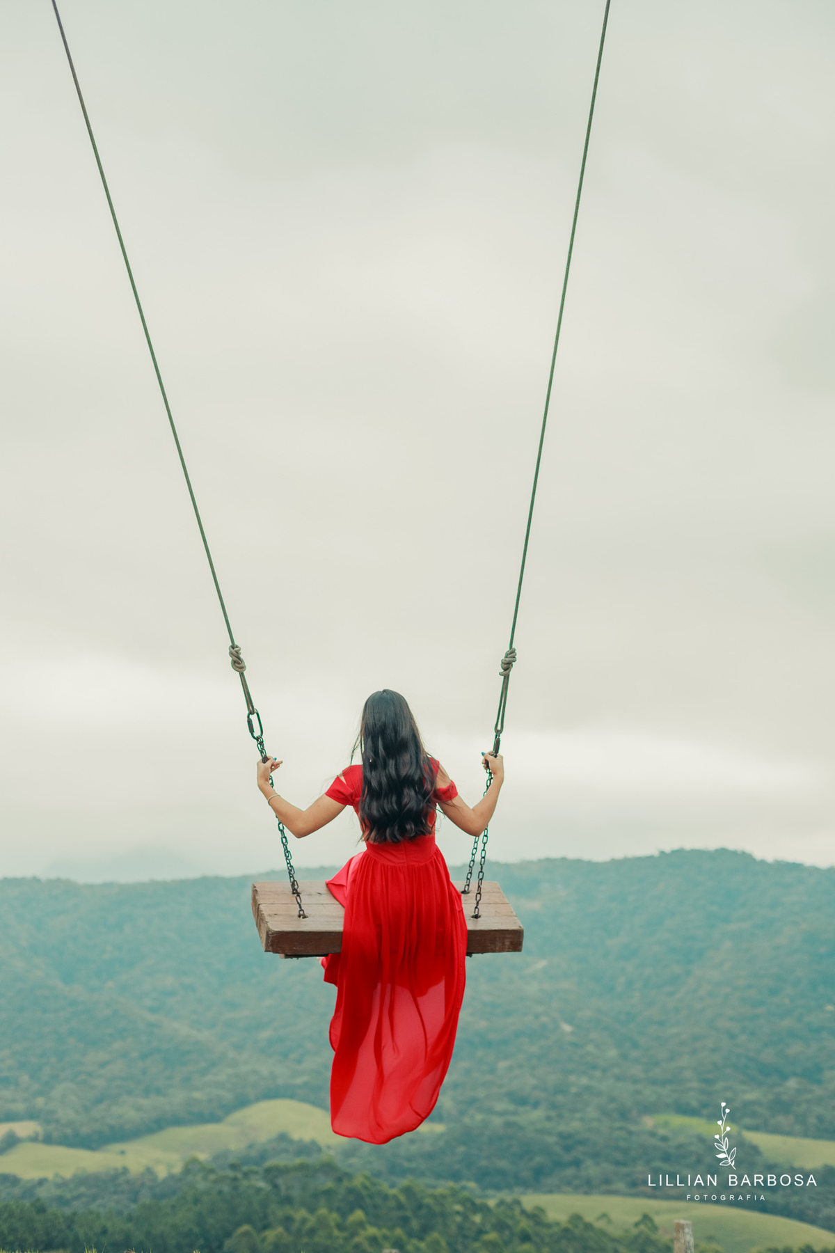 ensaio-de-quinze anos-ensaio-externo-em-lauro-muller-santa-catarina-vestido-vermelho-preto-branco-ensaio-no-estudio-da-lillian-barbosa-fotografia-fotografa-de-lauro-muller