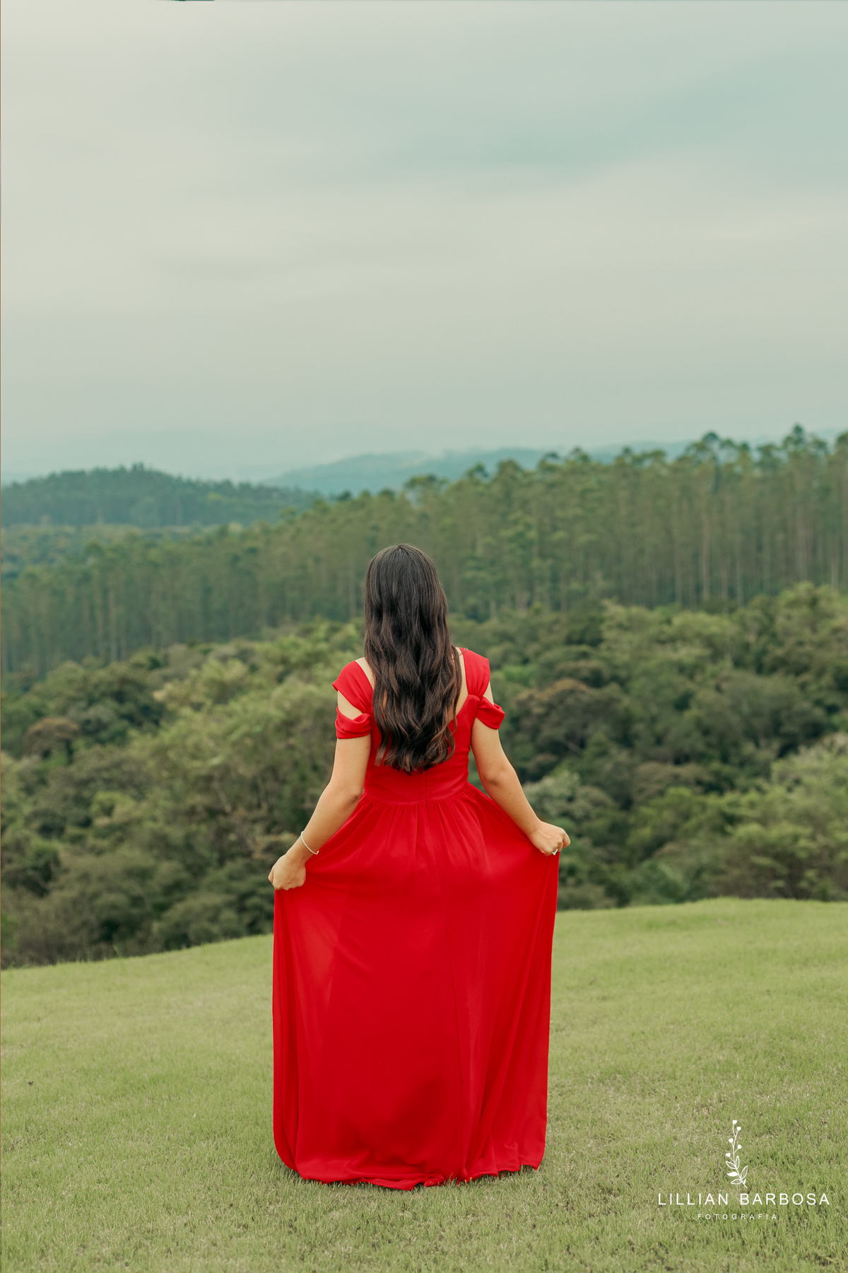 ensaio-de-quinze anos-ensaio-externo-em-lauro-muller-santa-catarina-vestido-vermelho-preto-branco-ensaio-no-estudio-da-lillian-barbosa-fotografia-fotografa-de-lauro-muller