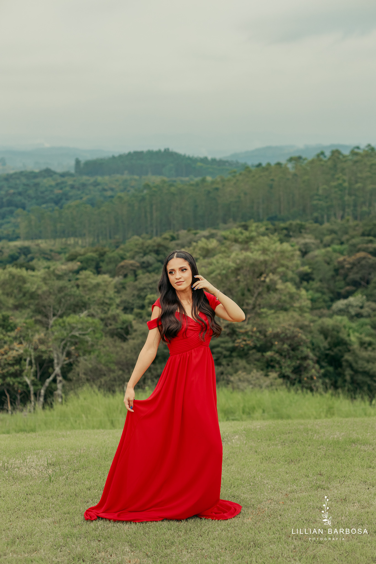 ensaio-de-quinze anos-ensaio-externo-em-lauro-muller-santa-catarina-vestido-vermelho-preto-branco-ensaio-no-estudio-da-lillian-barbosa-fotografia-fotografa-de-lauro-muller