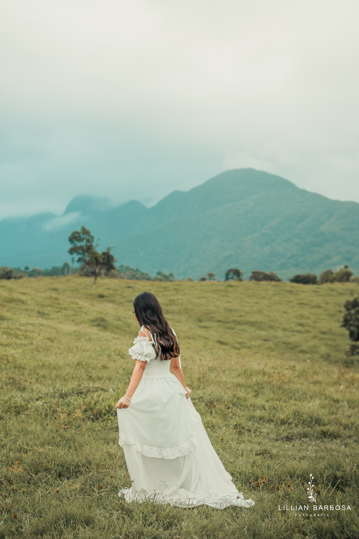 ensaio-de-quinze anos-ensaio-externo-em-lauro-muller-santa-catarina-vestido-vermelho-preto-branco-ensaio-no-estudio-da-lillian-barbosa-fotografia-fotografa-de-lauro-muller